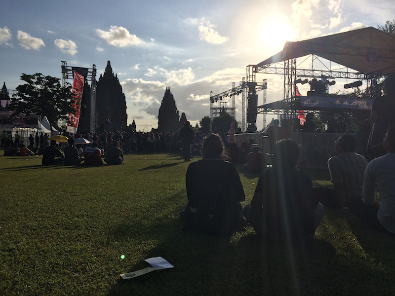 Menikmati Musik dan Senja di Saat Bersamaan